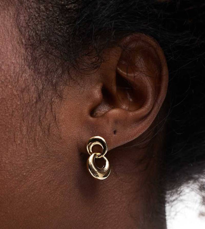 ASOS DESIGN - Mini-Ohrringe im Türklopfer-Design mit 14-Karat-Vergoldung-Goldfarben von ASOS DESIGN