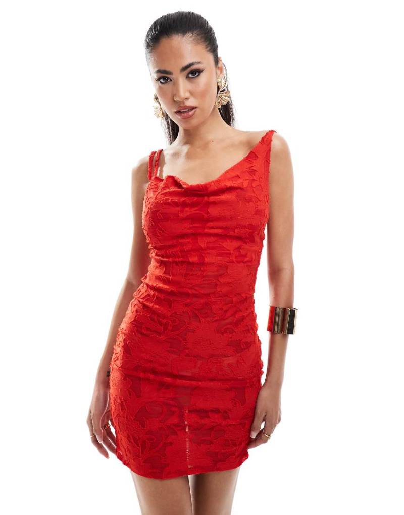 ASOS DESIGN - Mini-Riemchenkleid in Rot mit Wasserfallausschnitt und Ausbrennermuster-Weiß von ASOS DESIGN