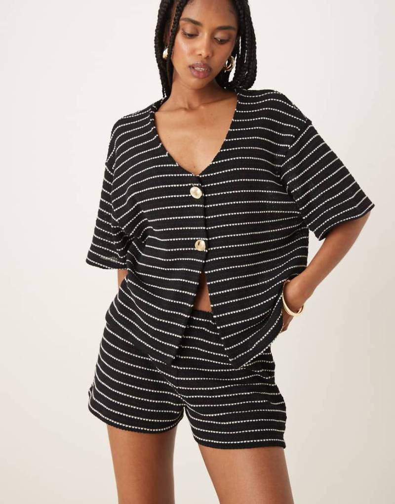 ASOS DESIGN - Mini-Shorts aus Strick mit weißen Streifen, Kombiteil-Bunt von ASOS DESIGN