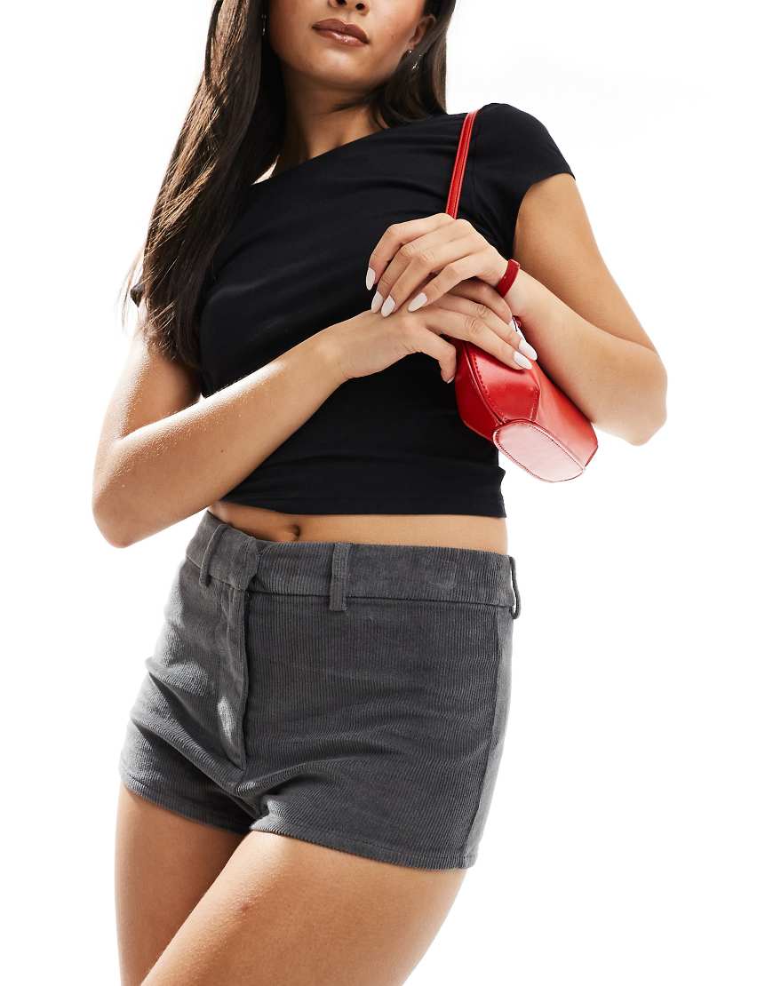 ASOS DESIGN - Mini-Shorts in Grau aus Cord ASOS DESIGN - Mini-Shorts in Grau aus Cord von ASOS DESIGN