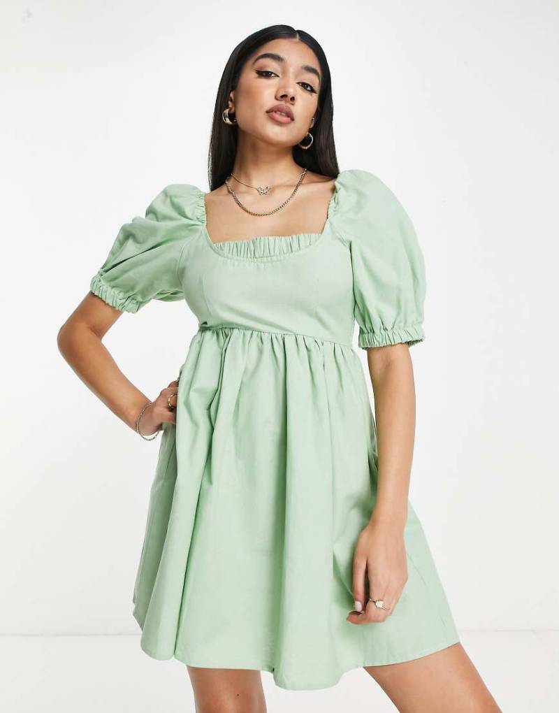 ASOS DESIGN - Mini-Smockkleid mit geraffter Rückenpartie in hellem Khaki-Grün von ASOS DESIGN