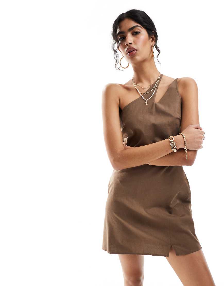 ASOS DESIGN - Mini-Sommerkleid aus Leinen in Schokobraun mit geteiltem One-Shoulder-Träger und Schlitz ASOS DESIGN - Mini-Sommerkleid aus Leinen in Schokobraun mit geteiltem One-Shoulder-Träger und Schlitz von ASOS DESIGN