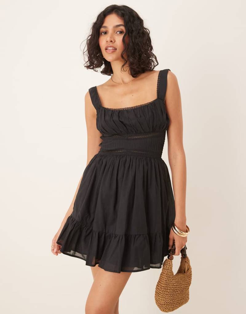 ASOS DESIGN - Mini-Sommerkleid in Schwarz mit Spitzenborte am Dekolleté von ASOS DESIGN