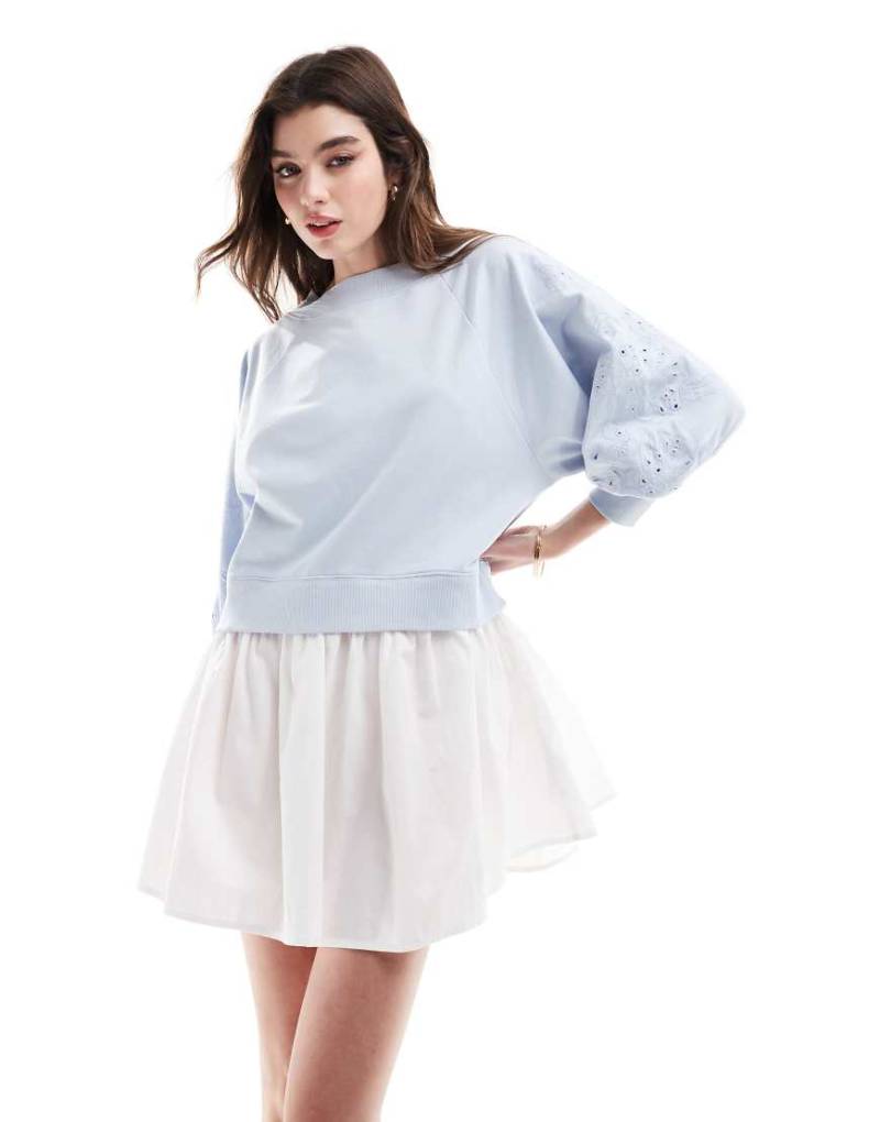 ASOS DESIGN - Mini-Sweatshirtkleid in hellblauer Waschung mit Popeline-Rock und Ärmelstickerei von ASOS DESIGN