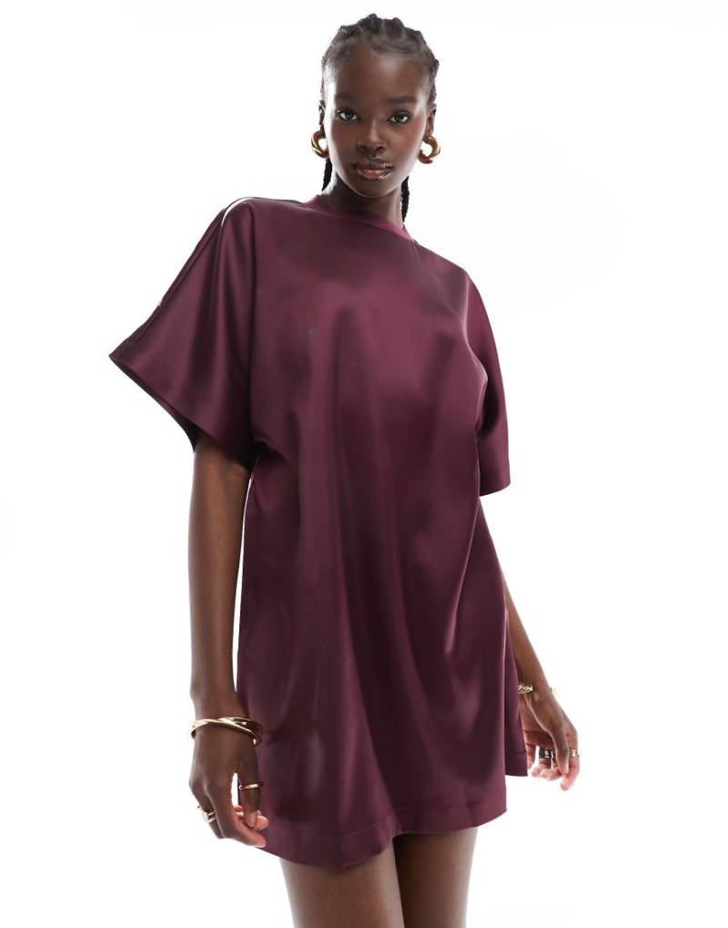 ASOS DESIGN - Mini-T-Shirt-Kleid aus burgunderfarbenem Satin mit Oversize-Passform-Rot von ASOS DESIGN