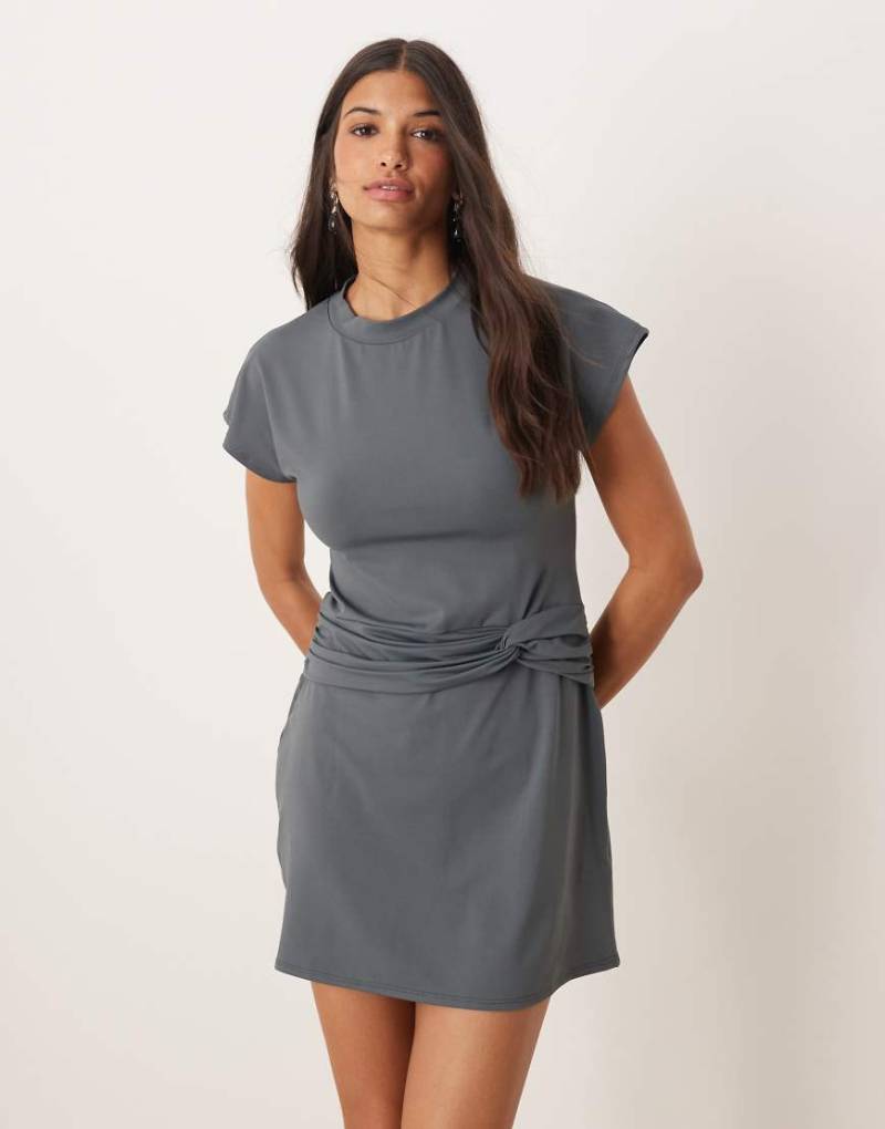 ASOS DESIGN - Mini-T-Shirt-Kleid mit tief angelegter Taille und verdrehtem Detail-Grau von ASOS DESIGN