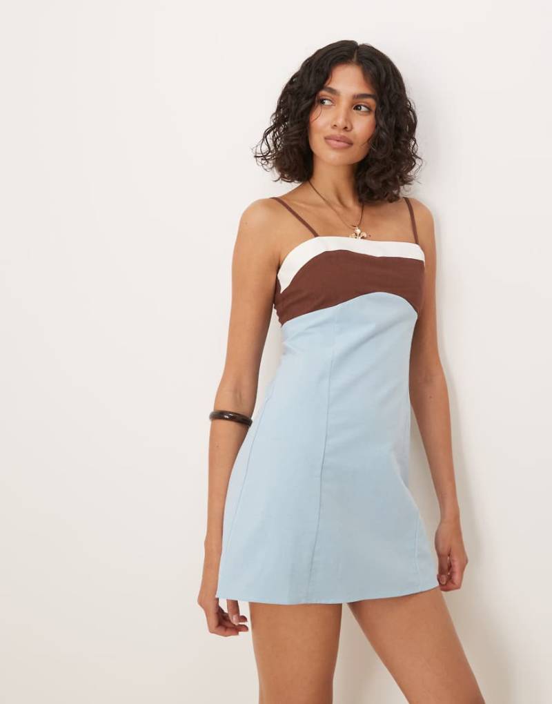 ASOS DESIGN - Mini-Trägerkleid aus Baumwoll-Leinen in Blau mit Blockfarben-Details von ASOS DESIGN