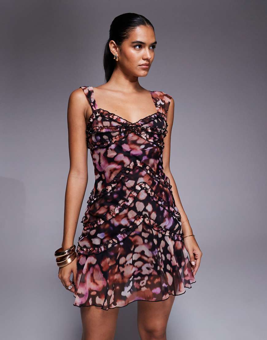 ASOS DESIGN - Mini-Trägerkleid aus Chiffon mit Mini-Rüschen, Godet-Rock und abstraktem rosa Animalprint-Bunt von ASOS DESIGN