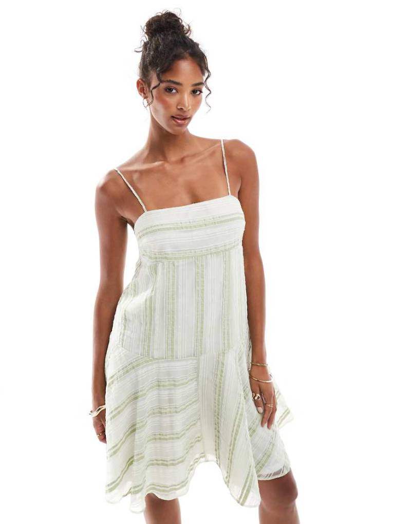 ASOS DESIGN - Mini-Trägerkleid aus Organza mit gestreiftem Ausbrennermuster, Zipfelsaum und eckigem Ausschnitt-Grün von ASOS DESIGN