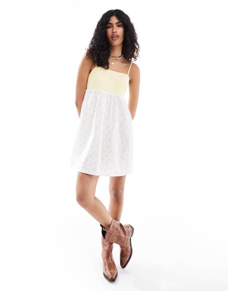 ASOS DESIGN - Mini-Trägerkleid aus Popeline in kontrastierendem Zitronengelb und mit Blümchenmuster-Bunt von ASOS DESIGN