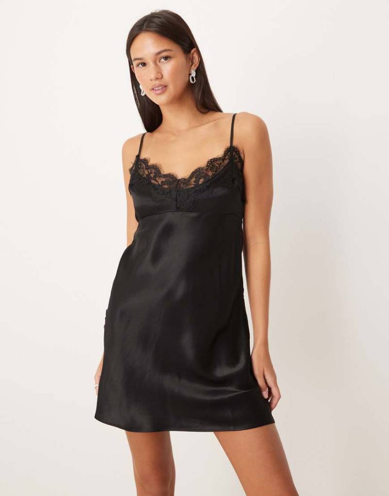 ASOS DESIGN - Mini-Trägerkleid aus Satin und Spitze in Schwarz von ASOS DESIGN