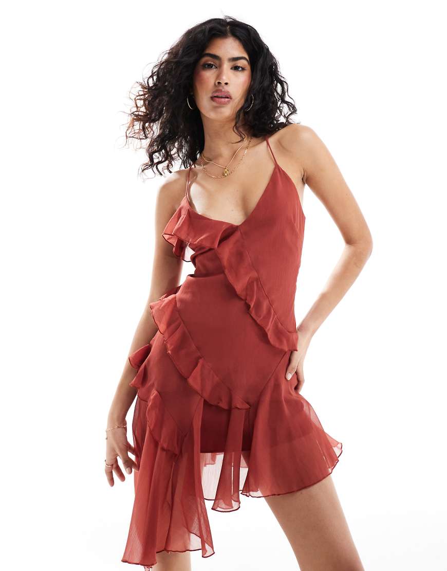 ASOS DESIGN - Mini-Trägerkleid in Rot mit asymmetrischen Rüschen ASOS DESIGN - Mini-Trägerkleid in Rot mit asymmetrischen Rüschen von ASOS DESIGN