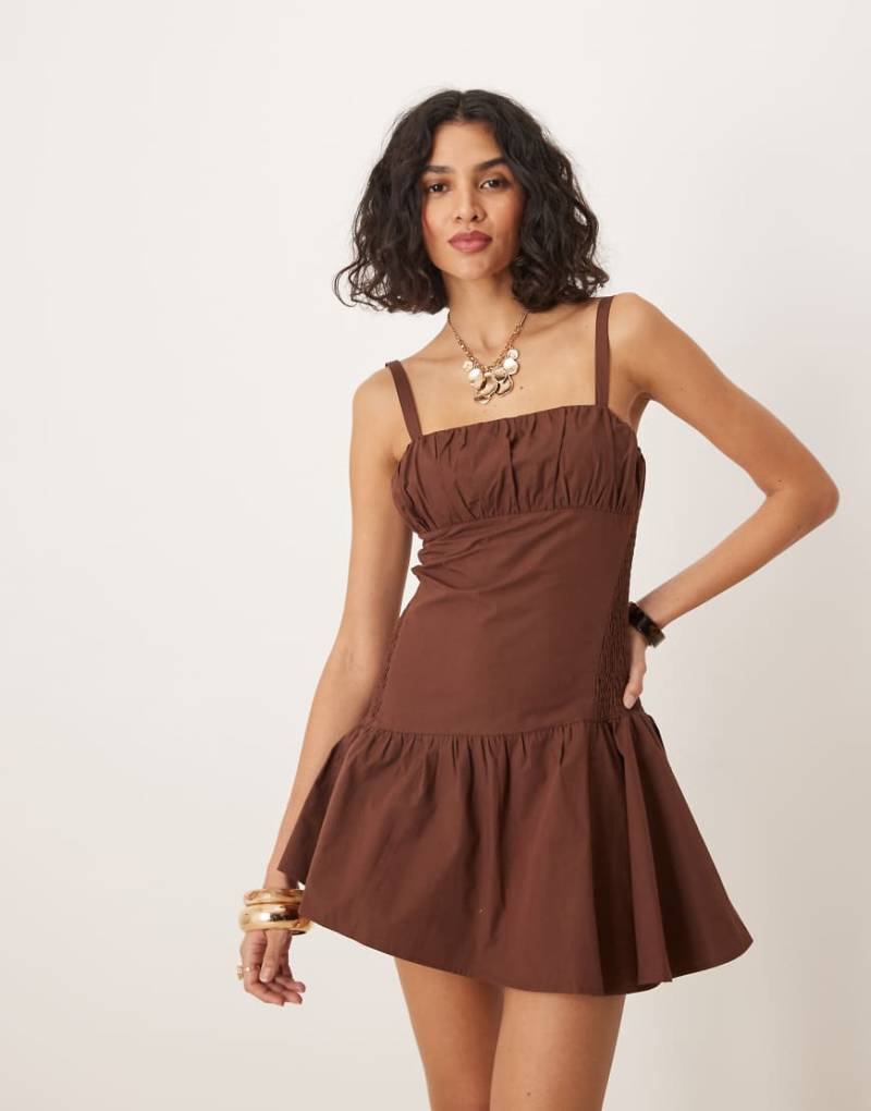 ASOS DESIGN - Mini-Trägerkleid in Schokobraun mit gesmoktem Oberteil von ASOS DESIGN