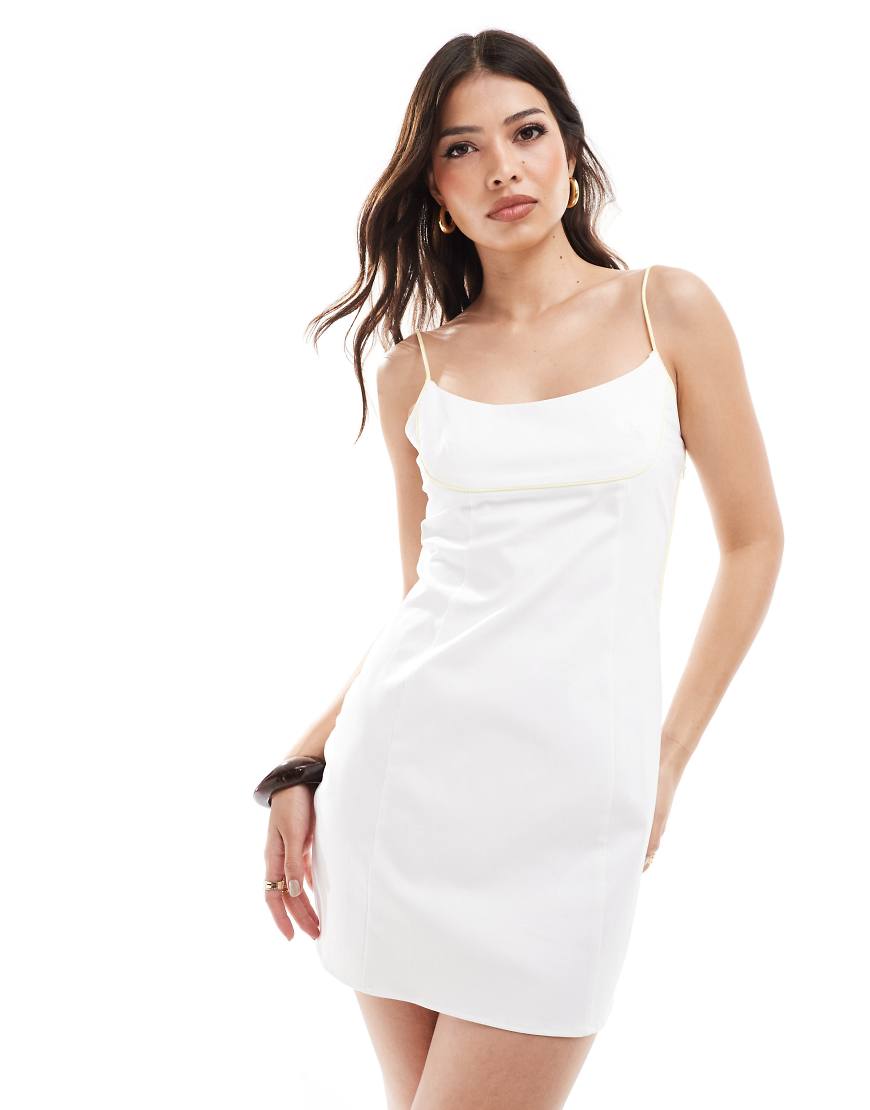 ASOS DESIGN - Mini-Trägerkleid in Weiß mit kontrastierendem Design in Buttermilchgelb-Grün ASOS DESIGN - Mini-Trägerkleid in Weiß mit kontrastierendem Design in Buttermilchgelb-Grün von ASOS DESIGN