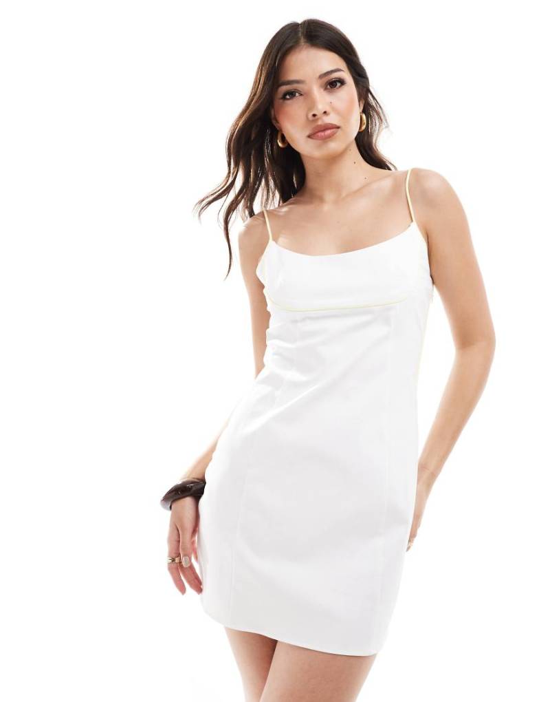 ASOS DESIGN - Mini-Trägerkleid in Weiß mit kontrastierendem Design in Buttermilchgelb-Grün von ASOS DESIGN