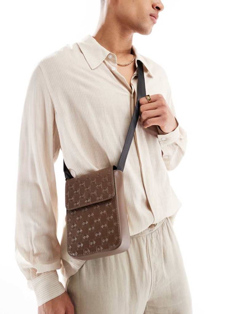 ASOS DESIGN - Mini-Umhängetasche aus Funktionsmaterial in Braun mit Monogramm von ASOS DESIGN