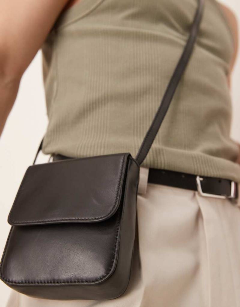 ASOS DESIGN - Mini-Umhängetasche aus schwarzem Leder von ASOS DESIGN