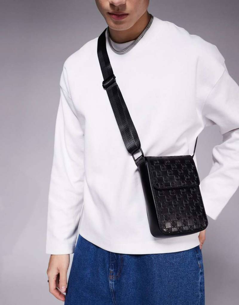 ASOS DESIGN - Umhängetasche aus schwarzem Kunstleder mit Monogramm-Muster von ASOS DESIGN