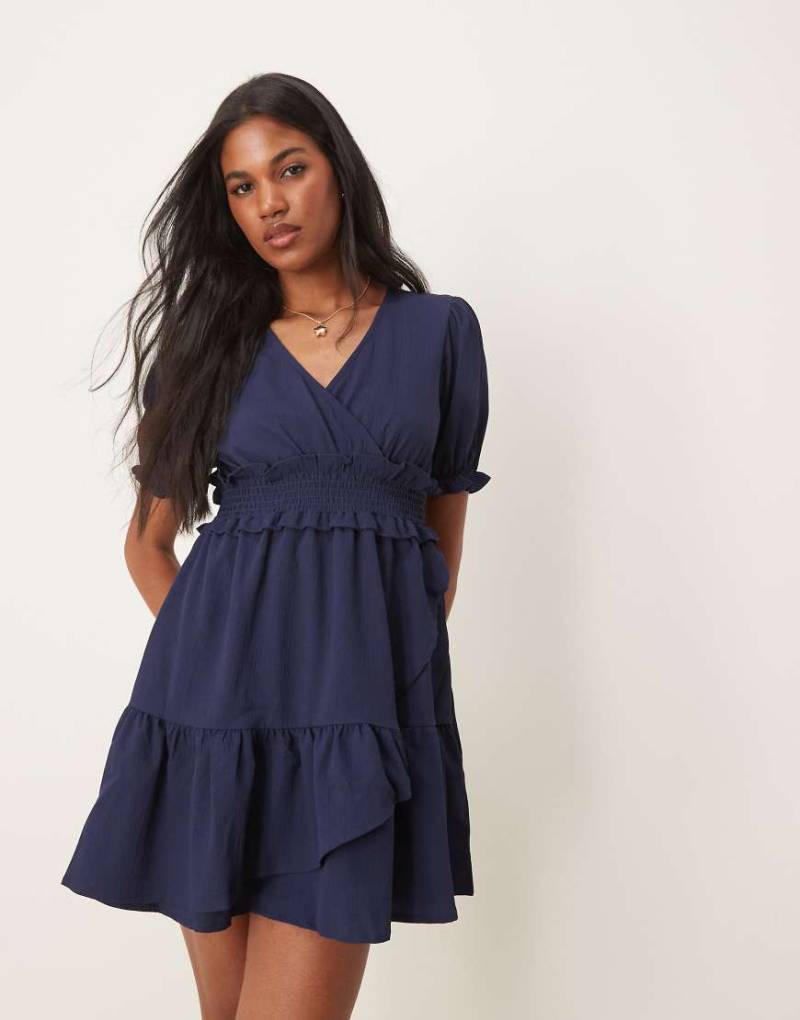 ASOS DESIGN - Mini-Wickelkleid in Marineblau mit Puffärmeln von ASOS DESIGN