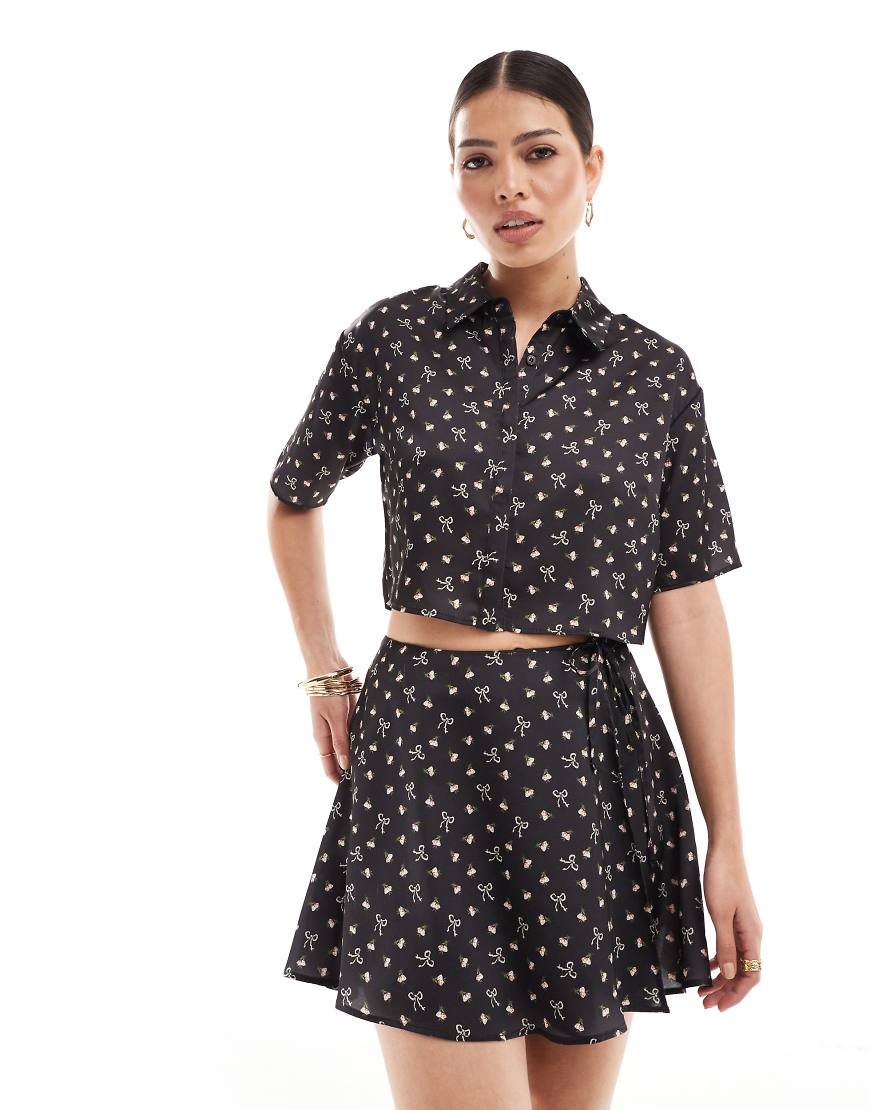 ASOS DESIGN - Mini-Wickelrock aus Satin mit Schleifen-Print, Kombiteil-Bunt von ASOS DESIGN