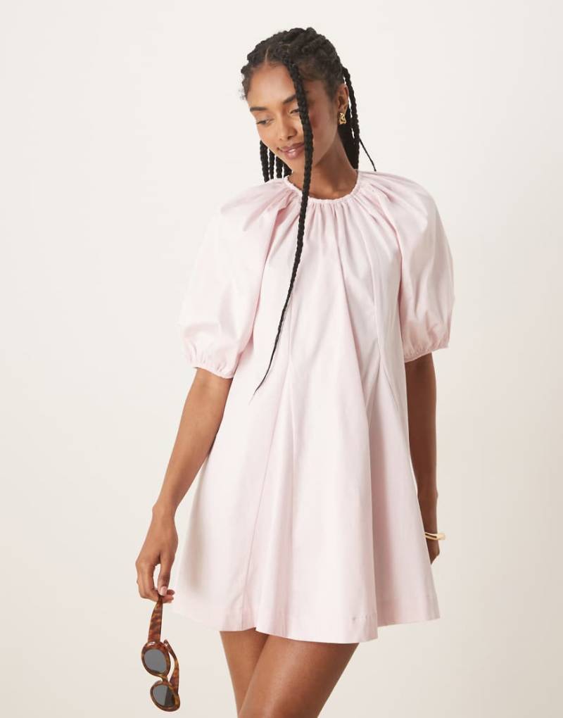 ASOS DESIGN - Minikleid aus Baumwolle in Babyrosa mit Puffärmeln ASOS DESIGN - Minikleid aus Baumwolle in Babyrosa mit Puffärmeln von ASOS DESIGN