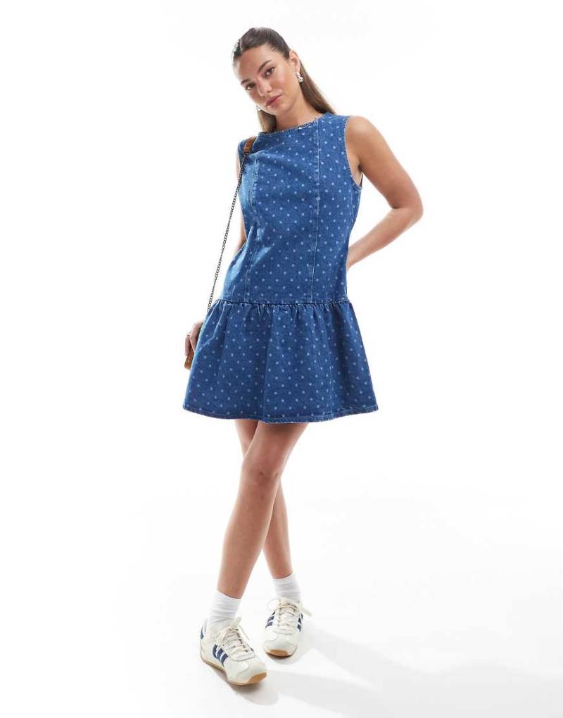 ASOS DESIGN - Minikleid aus Denim in Blau mit Punktmuster und tief angesetzter Taille von ASOS DESIGN