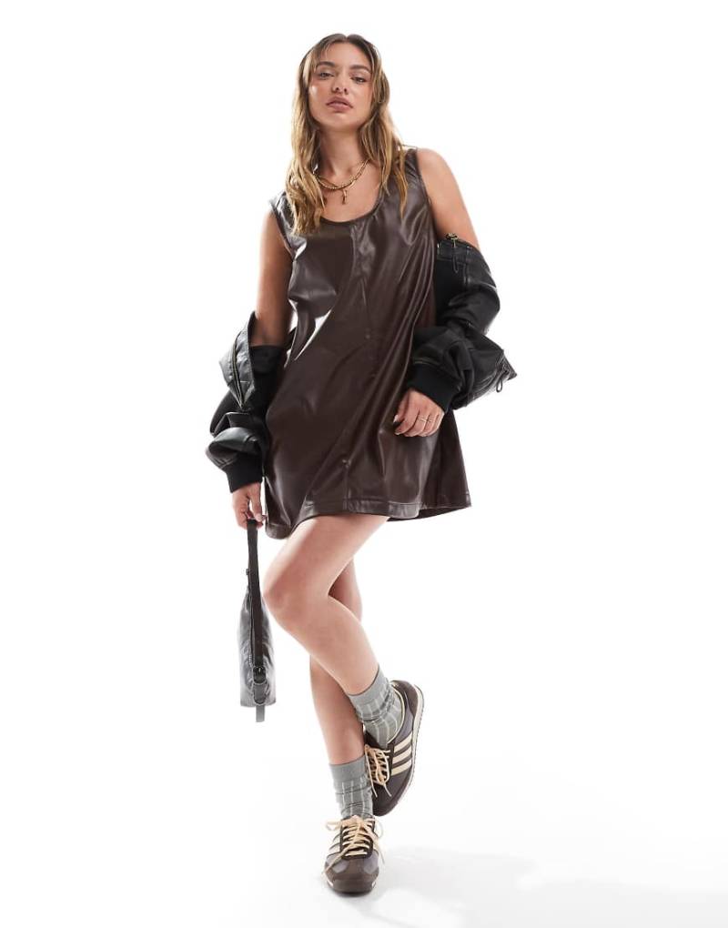ASOS DESIGN - Minikleid aus Kunstleder in Braun von ASOS DESIGN