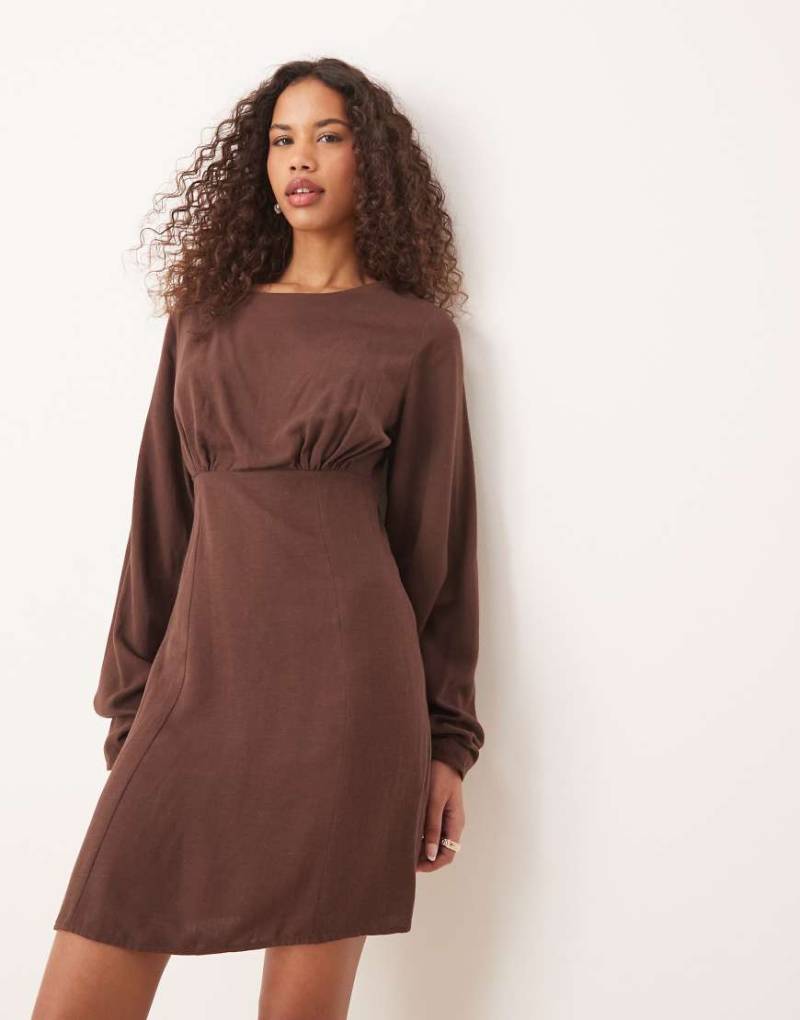 ASOS DESIGN - Minikleid aus Leinenmix in Schokobraun mit Cocoon-Ärmeln von ASOS DESIGN