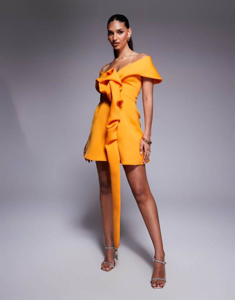 ASOS DESIGN - Minikleid aus Neopren-Material in Orange mit leicht schulterfreiem Design, Front-Detail und A-Linien-Rock von ASOS DESIGN