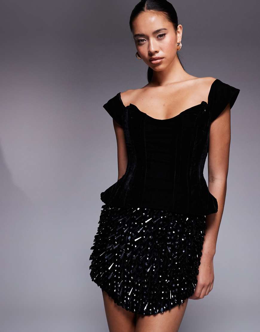 ASOS DESIGN - Minikleid aus Samt in Schwarz mit abfallender Schulterpartie und verziertem Rock von ASOS DESIGN