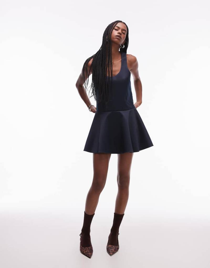 ASOS DESIGN - Minikleid aus Satin in Marineblau mit U-Ausschnitt und Tellerrock von ASOS DESIGN