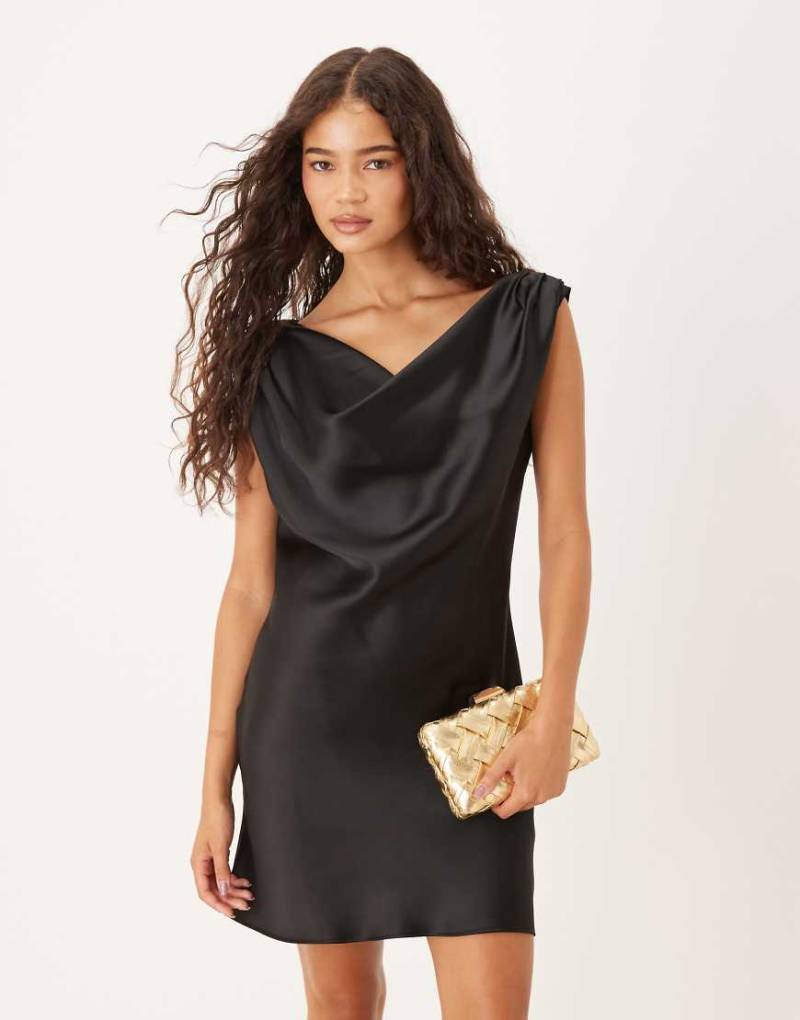ASOS DESIGN - Minikleid aus Satin in Schwarz mit drapierter Schulter von ASOS DESIGN