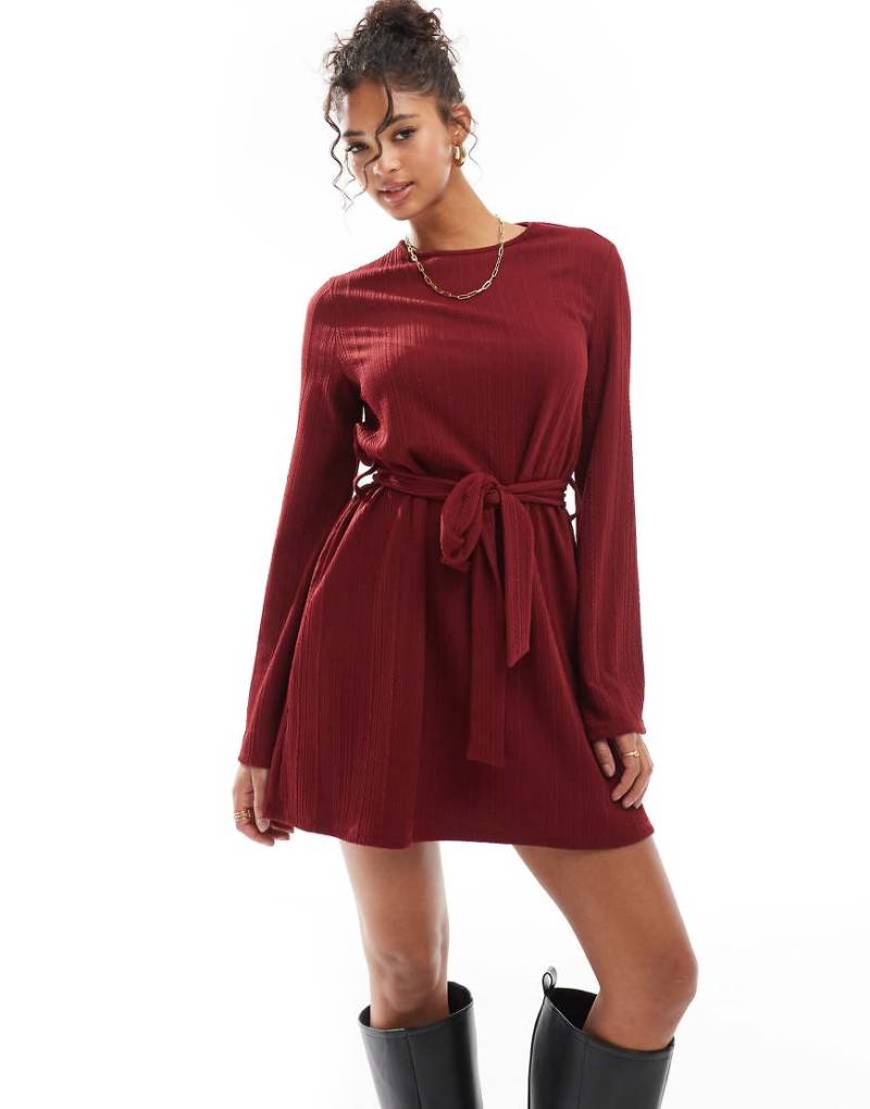 ASOS DESIGN - Minikleid aus Strick in Burgunderrot mit Zopfmuster und Bindeband von ASOS DESIGN