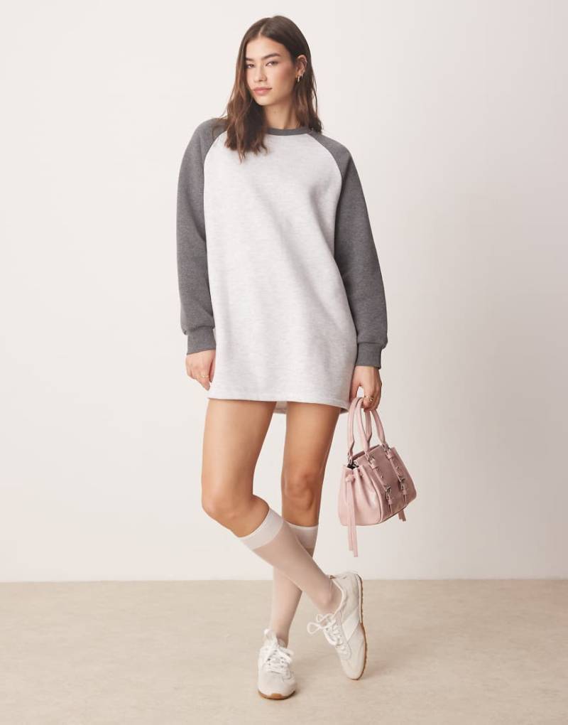 ASOS DESIGN - Minikleid aus Sweatshirt-Stoff in Grau mit Raglanärmeln von ASOS DESIGN