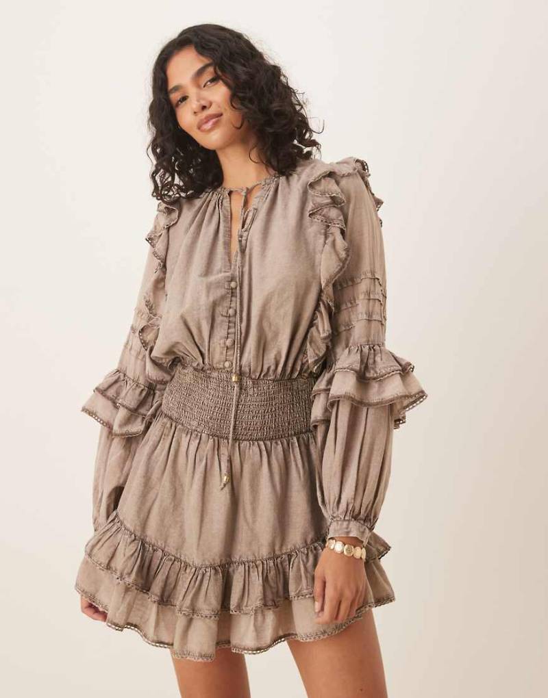 ASOS DESIGN - Minikleid aus Voile in verwaschenem Grau mit gesmokter Taille und Rüschensaum von ASOS DESIGN