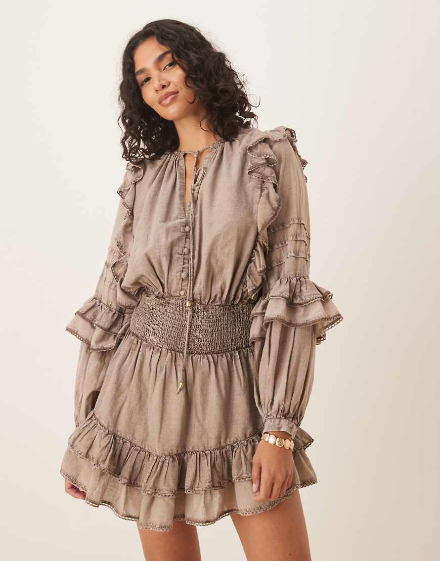 ASOS DESIGN - Minikleid aus Voile in verwaschenem Grau mit gesmokter Taille und Rüschensaum von ASOS DESIGN