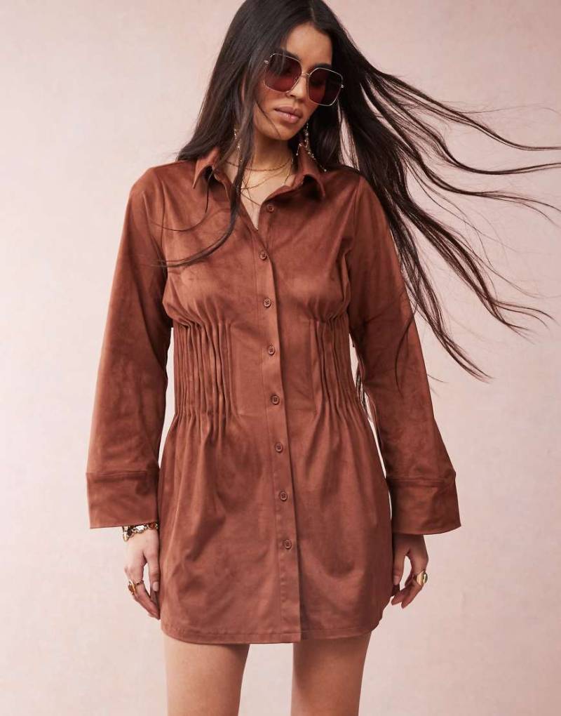 ASOS DESIGN - Minikleid aus schokobraunem Wildlederimitat mit plissierter geraffter Taille von ASOS DESIGN
