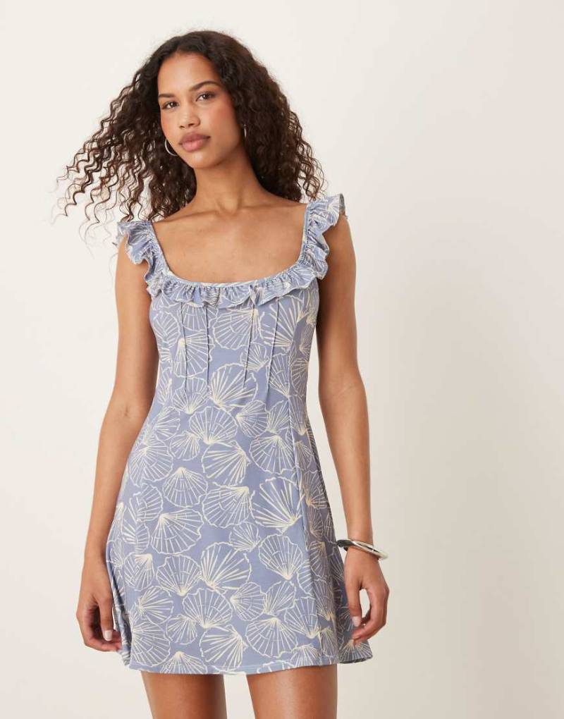 ASOS DESIGN - Minikleid in Blau mit Muschelmuster sowie Vorderseite und Trägern im Rüschen-Design-Bunt von ASOS DESIGN