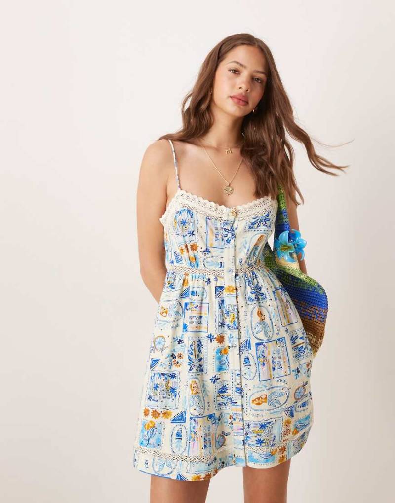ASOS DESIGN - Minikleid in Blau mit schmalen Trägern, Knopfleiste und Postkartenmuster-Bunt von ASOS DESIGN