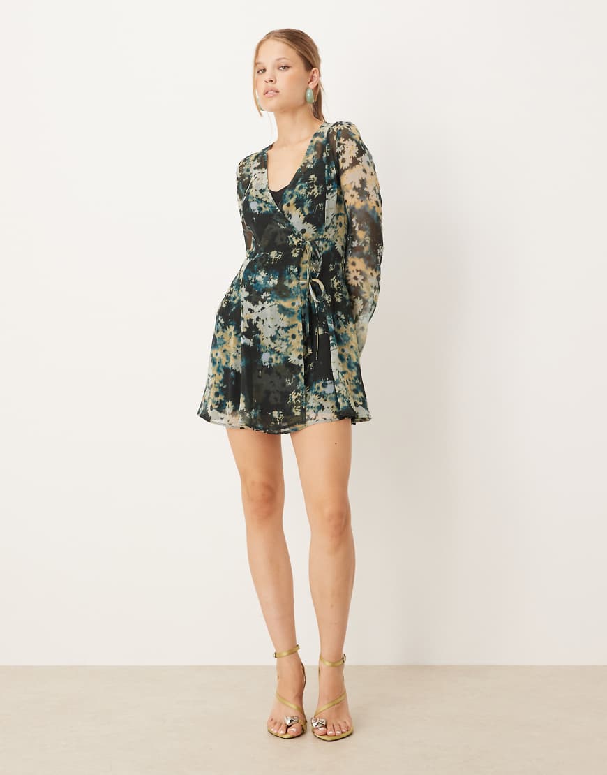 ASOS DESIGN - Minikleid in Blau mit verschwommenem Blumenmuster, Wickeldesign und Bindebändern-Bunt ASOS DESIGN - Minikleid in Blau mit verschwommenem Blumenmuster, Wickeldesign und Bindebändern-Bunt von ASOS DESIGN