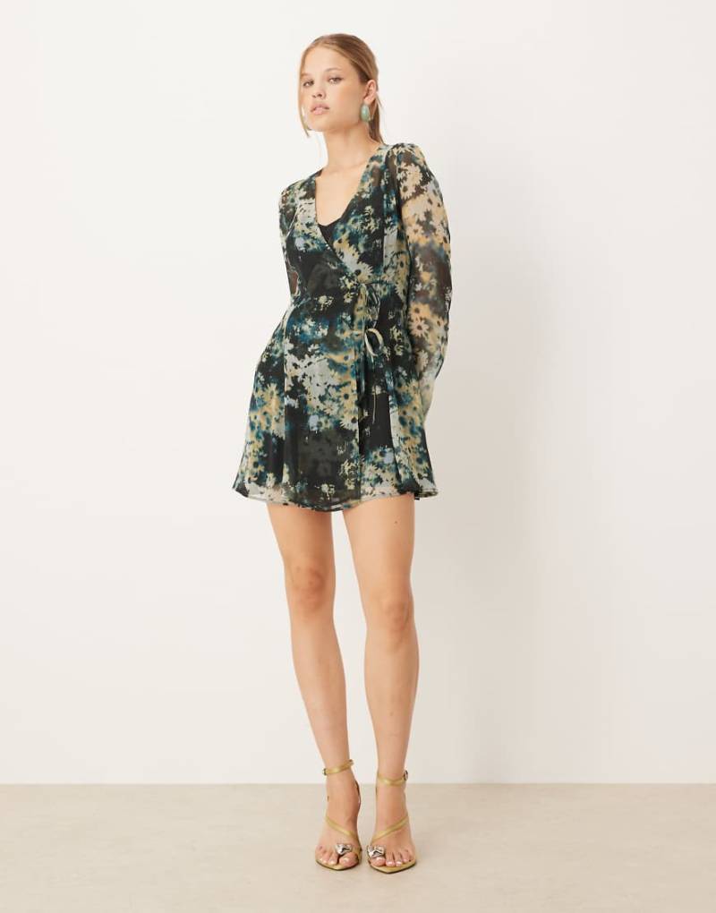 ASOS DESIGN - Minikleid in Blau mit verschwommenem Blumenmuster, Wickeldesign und Bindebändern-Bunt ASOS DESIGN - Minikleid in Blau mit verschwommenem Blumenmuster, Wickeldesign und Bindebändern-Bunt von ASOS DESIGN