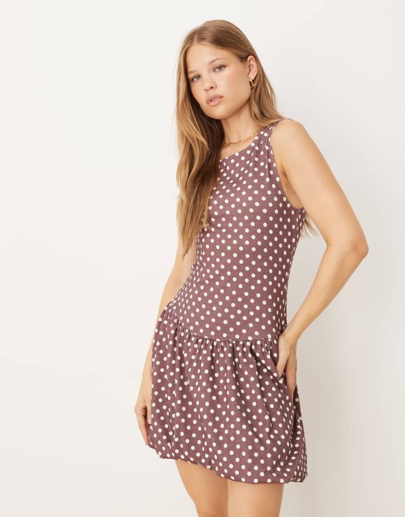 ASOS DESIGN - Minikleid in Braun gepunktet mit Ballonsaum-Bunt von ASOS DESIGN