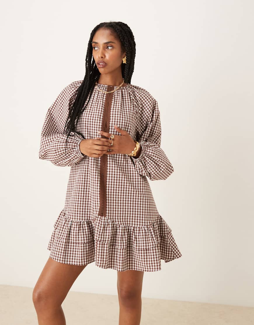 ASOS DESIGN - Minikleid in Braun kariert mit tiefer Taille, Rüschen und Spitzenbesatz-Bunt von ASOS DESIGN