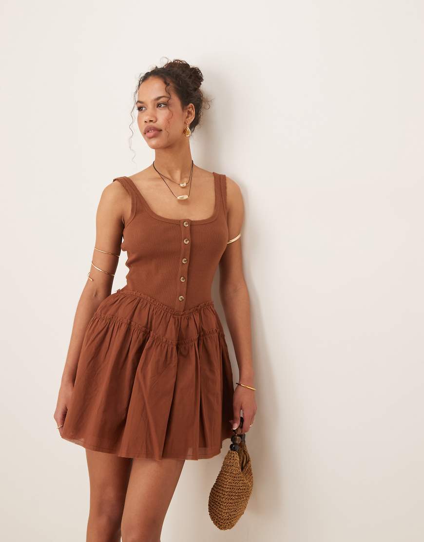 ASOS DESIGN - Minikleid in Braun mit U-Ausschnitt, geripptem Oberteil und Popeline-Rock-Keine Farbe von ASOS DESIGN