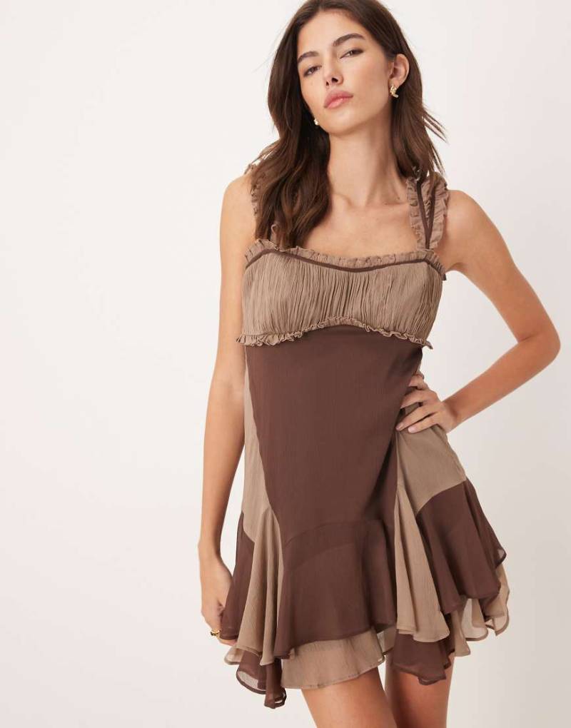 ASOS DESIGN - Minikleid in Braun mit kurz angeschnittenen Ärmeln und kontrastierendem Band und Rüschensaum-Bunt von ASOS DESIGN