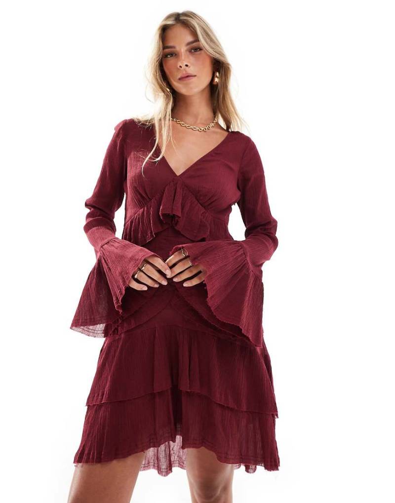 ASOS DESIGN - Minikleid in Burgunderrot mit V-Ausschnitt, gestuftem Rock und Spitzendetail-Bunt von ASOS DESIGN