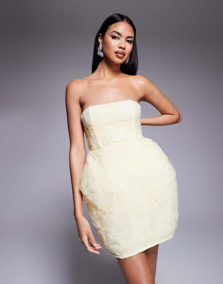 ASOS DESIGN - Minikleid in Buttermilchgelb mit geformter Hüftpartie und strukturiertem 3D-Blumenmuster von ASOS DESIGN