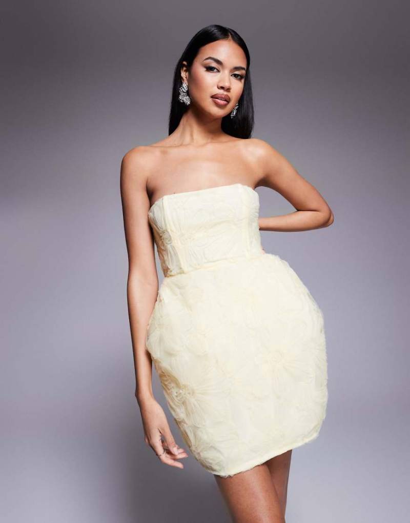 ASOS DESIGN - Minikleid in Buttermilchgelb mit geformter Hüftpartie und strukturiertem 3D-Blumenmuster von ASOS DESIGN