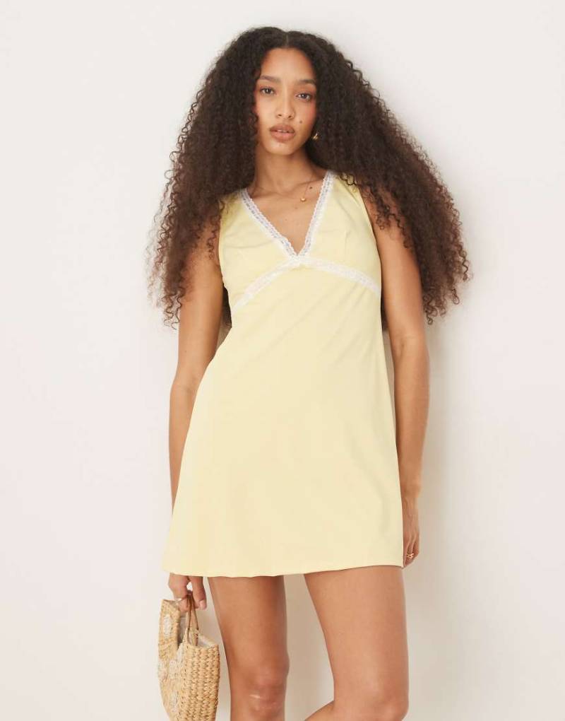 ASOS DESIGN - Minikleid in Gelb mit Spitzeneinsatz und V-Ausschnitt vorne von ASOS DESIGN