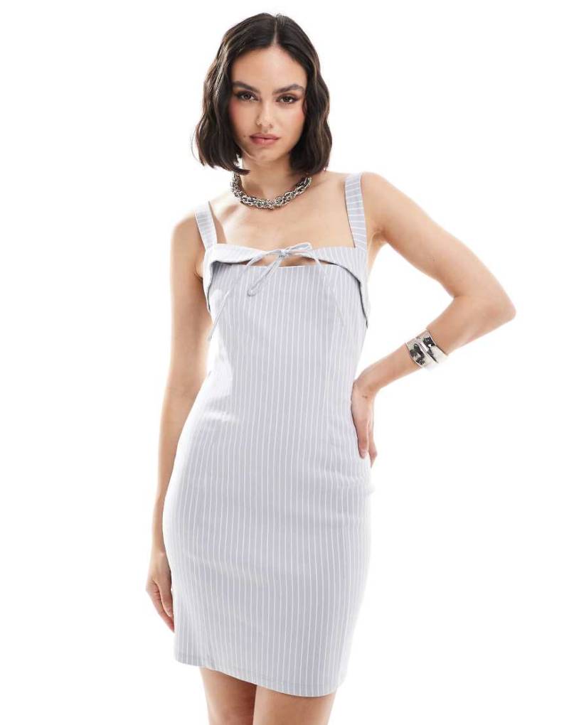 ASOS DESIGN - Minikleid in Grau mit Nadelstreifen und Bindedetail-Neutral von ASOS DESIGN